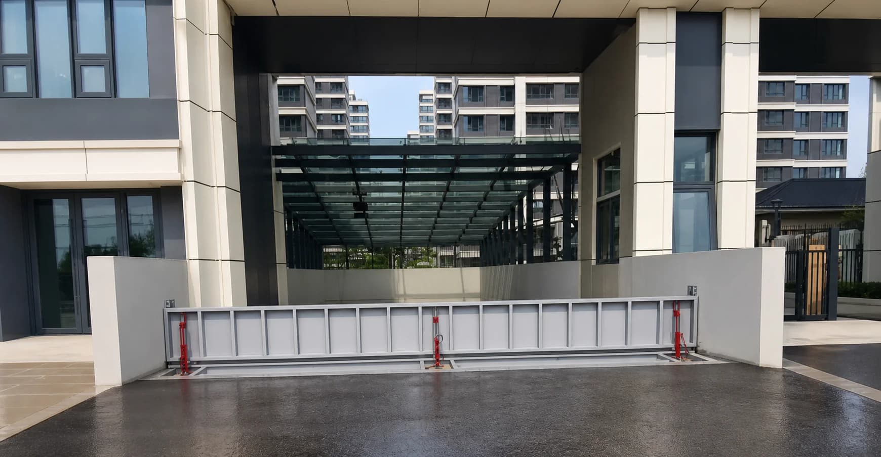 Automatic flood barrier installed flush at a commercial entry