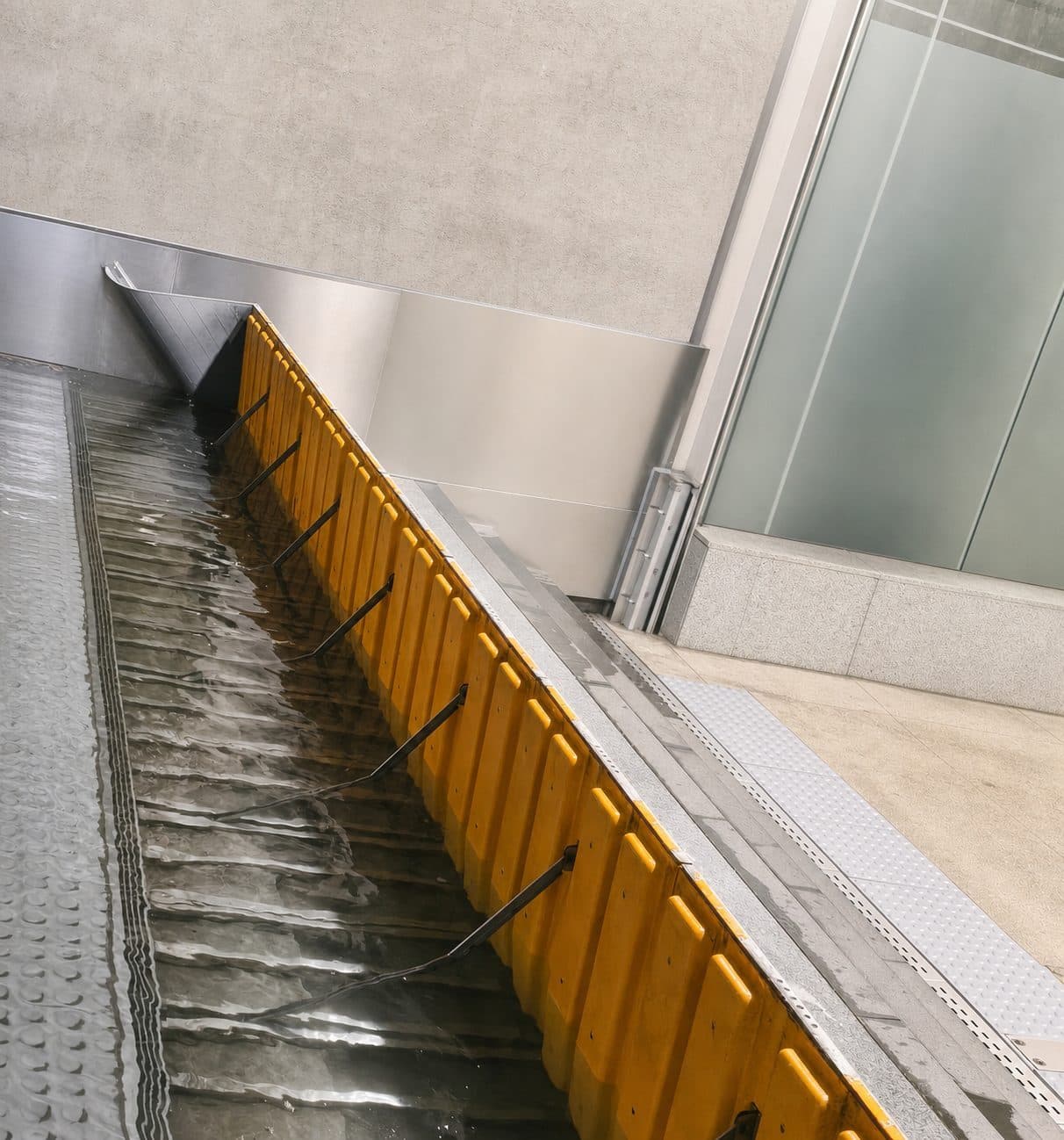 Hydrodynamic passive barrier at a metro pedestrian access point
